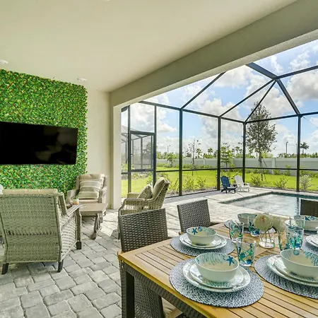 Luxe Venice Gem With Outdoor Pool And Hot Tub